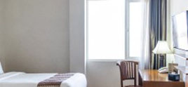 Image de la chambre d'hôtel montrant un lit
